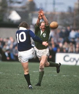 Images Dated 31st August 2010: Irelands Nigel Carr attempts to charge-down Scotlands John Rutherford - 1986 Five Nations