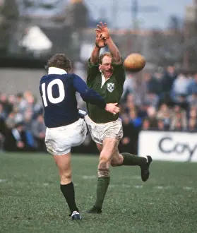 Irelands Nigel Carr attempts to charge-down Scotlands John Rutherford - 1986 Five Nations