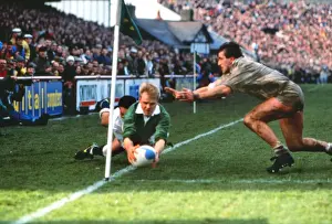 Irelands Simon Geoghegan scores against England - 1991 Five Nations
