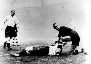 Sport Collection: Italian goalkeeper Ceresoli helps fallen English player in the match at Highbury in 1934 +