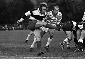 Images Dated 31st March 2011: Jan Webster kicks ahead for the Barbarians