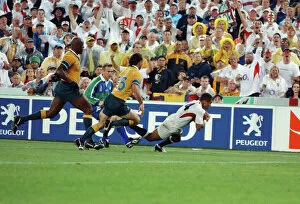 2003 Rugby World Cup Final Collection: Jason Robinson scores Englands try in the 2003 World Cup Final