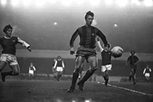 Images Dated 31st March 2010: Johan Cruyff takes on Arsenal for Barcelona in 1974
