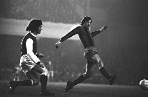 Images Dated 31st March 2010: Johan Cruyff takes on Arsenal for Barcelona in 1974