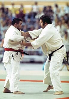1976 Montreal Olympics Collection: Keith Remfry takes on Sumio Endo - 1976 Montreal Olympics