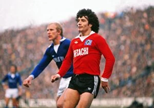 Images Dated 26th May 2010: Kevin Keegan takes on Schalke for Hamburg in 1977