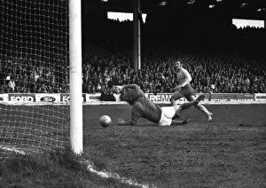 Images Dated 9th May 2012: Kieth Weller scores for Chelsea in 1970 / 1