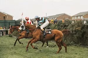 Images Dated 5th April 2011: L Escargot clears Valentines during the 1975 Grand National