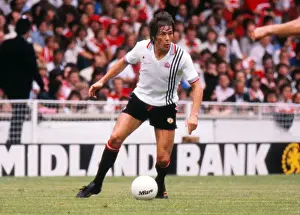 Manchester Uniteds Stuart Pearson - 1977 Charity Shield