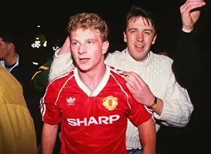 Manchester Uniteds winning goal-scorer Mark Robbins celebrates at the final whistle with a fan