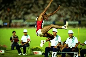 Athletics Collection: Mike Powell breaks the long jump World Record