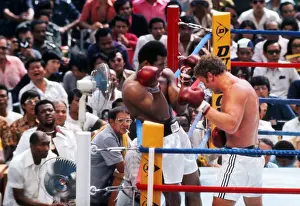 Muhammad Alis team watch on from ringside as their man takes on Joe Bugner in 1975