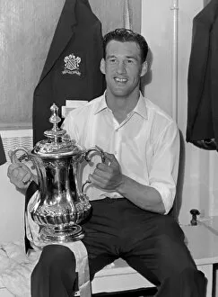 Images Dated 17th January 2011: Nat Lofthouse with the FA Cup in 1958