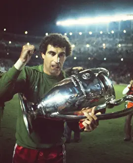 Images Dated 2010 May: Nottingham Forest goalkeeper Peter Shilton celebrates with the European Cup in 1980