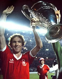 Images Dated 28th May 2010: Nottingham Forests Ian Bowyer lifts the European Cup