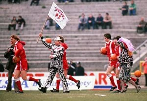 Images Dated 1978 April: Pearly King and Queen lead out Leyton Orient - 1978 FA Cup