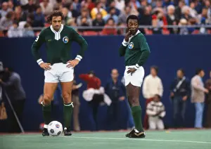 Pele and Chinaglia prepare to kickoff for the Cosmos in Peles farewell game