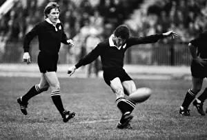 Rugby Prints: Robbie Deans kicks at goal during the All Blacks 1983 Tour of England