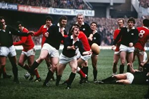 Images Dated 29th July 2011: Scotlands Alan Lawson passes against Wales - 1980 Five Nations