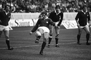 Images Dated 19th May 2011: Scotlands Bryan Gossman kicks to touch - 1983 Five Nations