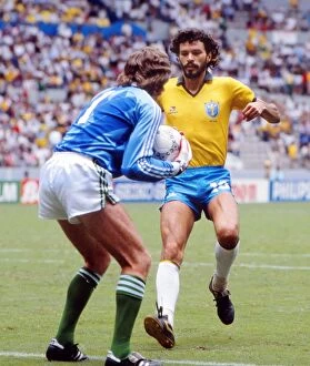 Images Dated 5th December 2011: Socrates and Pat Jennings at the 1986 World Cup