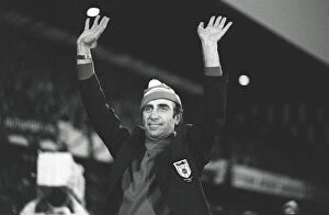 FA Cup Winners Collection: Sunderland manager Bob Stokoe waves to the Roker Park crowd