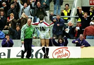 Images Dated 24th January 2013: Tony Underwood celebrates his try against Scotland - 1993 Five Nations