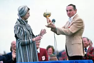 Images Dated 17th February 2010: United States captain Dow Finsterwald lifts the Ryder Cup in 1977