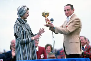 United States captain Dow Finsterwald lifts the Ryder Cup in 1977