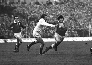 Images Dated 17th January 1976: Wales Ray Gravell and Englands Andy Maxwell - 1976 Five Nations