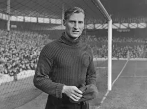 Images Dated 4th April 2005: Wolves keeper Bert Williams in 1947